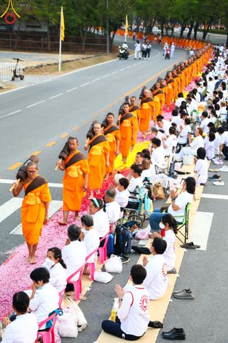ภาพ No.202483:พิธีต้อนรับพระธรรมยาตรา ณ อนุสรณ์สถานลำดับที่ 7 สถานที่ขยายวิชชาธรรมกาย วัดพระธรรมกาย ต.คลองสาม อ.คลองหลวง จ.ปทุมธานี ในโครงการธรรมยาตรา กตัญญูบูชา มหาปูชนียาจารย์ พระมงคลเทพมุนี(สด จนฺทสโร) พระผู้ปราบมาร อนุสรณ์สถาน 7 แห่ง ปีที่ 13 วันที่ 26 มกราคม 2568