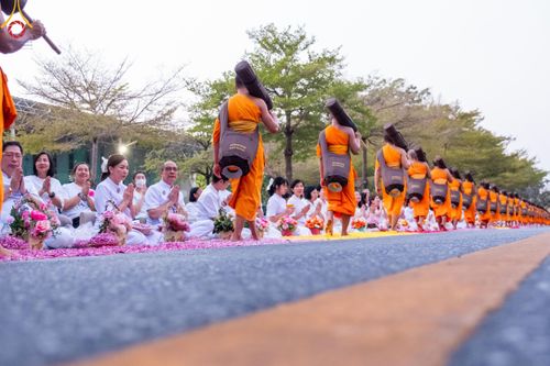 ภาพ No.202484:พิธีต้อนรับพระธรรมยาตรา ณ อนุสรณ์สถานลำดับที่ 7 สถานที่ขยายวิชชาธรรมกาย วัดพระธรรมกาย ต.คลองสาม อ.คลองหลวง จ.ปทุมธานี ในโครงการธรรมยาตรา กตัญญูบูชา มหาปูชนียาจารย์ พระมงคลเทพมุนี(สด จนฺทสโร) พระผู้ปราบมาร อนุสรณ์สถาน 7 แห่ง ปีที่ 13 วันที่ 26 มกราคม 2568