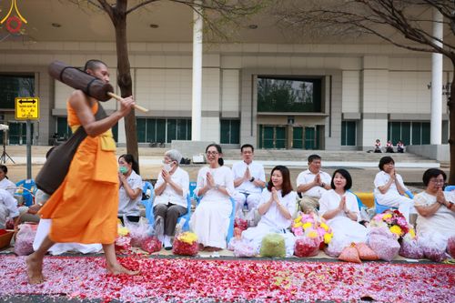 ภาพ No.202495:พิธีต้อนรับพระธรรมยาตรา ณ อนุสรณ์สถานลำดับที่ 7 สถานที่ขยายวิชชาธรรมกาย วัดพระธรรมกาย ต.คลองสาม อ.คลองหลวง จ.ปทุมธานี ในโครงการธรรมยาตรา กตัญญูบูชา มหาปูชนียาจารย์ พระมงคลเทพมุนี(สด จนฺทสโร) พระผู้ปราบมาร อนุสรณ์สถาน 7 แห่ง ปีที่ 13 วันที่ 26 มกราคม 2568