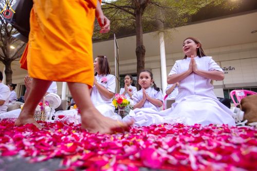 ภาพ No.202496:พิธีต้อนรับพระธรรมยาตรา ณ อนุสรณ์สถานลำดับที่ 7 สถานที่ขยายวิชชาธรรมกาย วัดพระธรรมกาย ต.คลองสาม อ.คลองหลวง จ.ปทุมธานี ในโครงการธรรมยาตรา กตัญญูบูชา มหาปูชนียาจารย์ พระมงคลเทพมุนี(สด จนฺทสโร) พระผู้ปราบมาร อนุสรณ์สถาน 7 แห่ง ปีที่ 13 วันที่ 26 มกราคม 2568