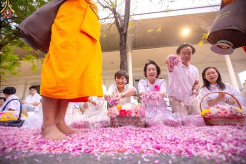 ภาพ No.202497:พิธีต้อนรับพระธรรมยาตรา ณ อนุสรณ์สถานลำดับที่ 7 สถานที่ขยายวิชชาธรรมกาย วัดพระธรรมกาย ต.คลองสาม อ.คลองหลวง จ.ปทุมธานี ในโครงการธรรมยาตรา กตัญญูบูชา มหาปูชนียาจารย์ พระมงคลเทพมุนี(สด จนฺทสโร) พระผู้ปราบมาร อนุสรณ์สถาน 7 แห่ง ปีที่ 13 วันที่ 26 มกราคม 2568