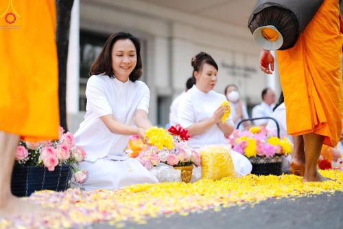 ภาพ No.202501:พิธีต้อนรับพระธรรมยาตรา ณ อนุสรณ์สถานลำดับที่ 7 สถานที่ขยายวิชชาธรรมกาย วัดพระธรรมกาย ต.คลองสาม อ.คลองหลวง จ.ปทุมธานี ในโครงการธรรมยาตรา กตัญญูบูชา มหาปูชนียาจารย์ พระมงคลเทพมุนี(สด จนฺทสโร) พระผู้ปราบมาร อนุสรณ์สถาน 7 แห่ง ปีที่ 13 วันที่ 26 มกราคม 2568