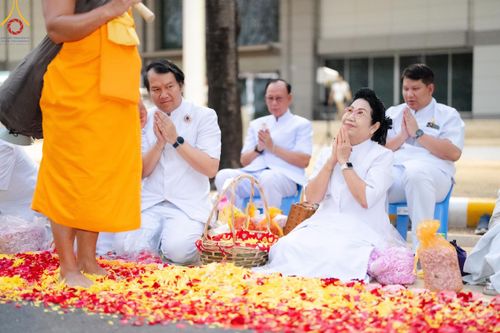 ภาพ No.202502:พิธีต้อนรับพระธรรมยาตรา ณ อนุสรณ์สถานลำดับที่ 7 สถานที่ขยายวิชชาธรรมกาย วัดพระธรรมกาย ต.คลองสาม อ.คลองหลวง จ.ปทุมธานี ในโครงการธรรมยาตรา กตัญญูบูชา มหาปูชนียาจารย์ พระมงคลเทพมุนี(สด จนฺทสโร) พระผู้ปราบมาร อนุสรณ์สถาน 7 แห่ง ปีที่ 13 วันที่ 26 มกราคม 2568
