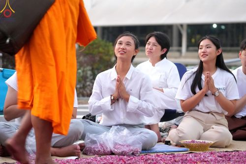 ภาพ No.202503:พิธีต้อนรับพระธรรมยาตรา ณ อนุสรณ์สถานลำดับที่ 7 สถานที่ขยายวิชชาธรรมกาย วัดพระธรรมกาย ต.คลองสาม อ.คลองหลวง จ.ปทุมธานี ในโครงการธรรมยาตรา กตัญญูบูชา มหาปูชนียาจารย์ พระมงคลเทพมุนี(สด จนฺทสโร) พระผู้ปราบมาร อนุสรณ์สถาน 7 แห่ง ปีที่ 13 วันที่ 26 มกราคม 2568