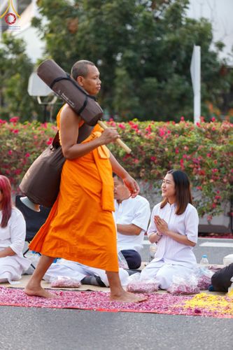 ภาพ No.202512:พิธีต้อนรับพระธรรมยาตรา ณ อนุสรณ์สถานลำดับที่ 7 สถานที่ขยายวิชชาธรรมกาย วัดพระธรรมกาย ต.คลองสาม อ.คลองหลวง จ.ปทุมธานี ในโครงการธรรมยาตรา กตัญญูบูชา มหาปูชนียาจารย์ พระมงคลเทพมุนี(สด จนฺทสโร) พระผู้ปราบมาร อนุสรณ์สถาน 7 แห่ง ปีที่ 13 วันที่ 26 มกราคม 2568