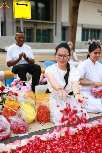 ภาพ No.202516:พิธีต้อนรับพระธรรมยาตรา ณ อนุสรณ์สถานลำดับที่ 7 สถานที่ขยายวิชชาธรรมกาย วัดพระธรรมกาย ต.คลองสาม อ.คลองหลวง จ.ปทุมธานี ในโครงการธรรมยาตรา กตัญญูบูชา มหาปูชนียาจารย์ พระมงคลเทพมุนี(สด จนฺทสโร) พระผู้ปราบมาร อนุสรณ์สถาน 7 แห่ง ปีที่ 13 วันที่ 26 มกราคม 2568