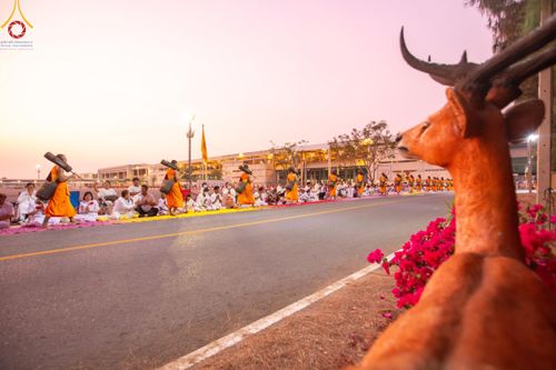 ภาพ No.202527:พิธีต้อนรับพระธรรมยาตรา ณ อนุสรณ์สถานลำดับที่ 7 สถานที่ขยายวิชชาธรรมกาย วัดพระธรรมกาย ต.คลองสาม อ.คลองหลวง จ.ปทุมธานี ในโครงการธรรมยาตรา กตัญญูบูชา มหาปูชนียาจารย์ พระมงคลเทพมุนี(สด จนฺทสโร) พระผู้ปราบมาร อนุสรณ์สถาน 7 แห่ง ปีที่ 13 วันที่ 26 มกราคม 2568