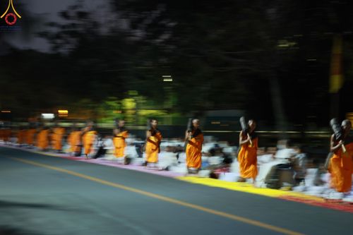 ภาพ No.202529:พิธีต้อนรับพระธรรมยาตรา ณ อนุสรณ์สถานลำดับที่ 7 สถานที่ขยายวิชชาธรรมกาย วัดพระธรรมกาย ต.คลองสาม อ.คลองหลวง จ.ปทุมธานี ในโครงการธรรมยาตรา กตัญญูบูชา มหาปูชนียาจารย์ พระมงคลเทพมุนี(สด จนฺทสโร) พระผู้ปราบมาร อนุสรณ์สถาน 7 แห่ง ปีที่ 13 วันที่ 26 มกราคม 2568
