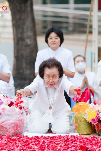ภาพ No.202542:พิธีต้อนรับพระธรรมยาตรา ณ อนุสรณ์สถานลำดับที่ 7 สถานที่ขยายวิชชาธรรมกาย วัดพระธรรมกาย ต.คลองสาม อ.คลองหลวง จ.ปทุมธานี ในโครงการธรรมยาตรา กตัญญูบูชา มหาปูชนียาจารย์ พระมงคลเทพมุนี(สด จนฺทสโร) พระผู้ปราบมาร อนุสรณ์สถาน 7 แห่ง ปีที่ 13 วันที่ 26 มกราคม 2568