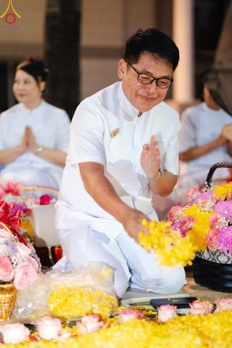 ภาพ No.202550:พิธีต้อนรับพระธรรมยาตรา ณ อนุสรณ์สถานลำดับที่ 7 สถานที่ขยายวิชชาธรรมกาย วัดพระธรรมกาย ต.คลองสาม อ.คลองหลวง จ.ปทุมธานี ในโครงการธรรมยาตรา กตัญญูบูชา มหาปูชนียาจารย์ พระมงคลเทพมุนี(สด จนฺทสโร) พระผู้ปราบมาร อนุสรณ์สถาน 7 แห่ง ปีที่ 13 วันที่ 26 มกราคม 2568