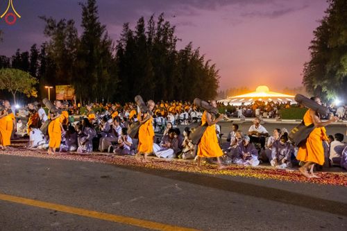 ภาพ No.202561:พิธีต้อนรับพระธรรมยาตรา ณ อนุสรณ์สถานลำดับที่ 7 สถานที่ขยายวิชชาธรรมกาย วัดพระธรรมกาย ต.คลองสาม อ.คลองหลวง จ.ปทุมธานี ในโครงการธรรมยาตรา กตัญญูบูชา มหาปูชนียาจารย์ พระมงคลเทพมุนี(สด จนฺทสโร) พระผู้ปราบมาร อนุสรณ์สถาน 7 แห่ง ปีที่ 13 วันที่ 26 มกราคม 2568