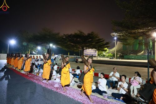 ภาพ No.202565:พิธีต้อนรับพระธรรมยาตรา ณ อนุสรณ์สถานลำดับที่ 7 สถานที่ขยายวิชชาธรรมกาย วัดพระธรรมกาย ต.คลองสาม อ.คลองหลวง จ.ปทุมธานี ในโครงการธรรมยาตรา กตัญญูบูชา มหาปูชนียาจารย์ พระมงคลเทพมุนี(สด จนฺทสโร) พระผู้ปราบมาร อนุสรณ์สถาน 7 แห่ง ปีที่ 13 วันที่ 26 มกราคม 2568
