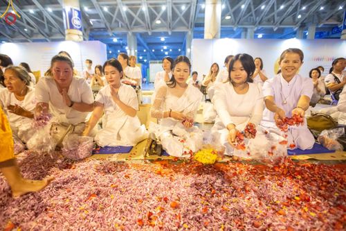 ภาพ No.202573:พิธีต้อนรับพระธรรมยาตรา ณ อนุสรณ์สถานลำดับที่ 7 สถานที่ขยายวิชชาธรรมกาย วัดพระธรรมกาย ต.คลองสาม อ.คลองหลวง จ.ปทุมธานี ในโครงการธรรมยาตรา กตัญญูบูชา มหาปูชนียาจารย์ พระมงคลเทพมุนี(สด จนฺทสโร) พระผู้ปราบมาร อนุสรณ์สถาน 7 แห่ง ปีที่ 13 วันที่ 26 มกราคม 2568