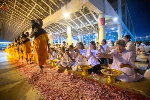 ภาพ No.202582:พิธีต้อนรับพระธรรมยาตรา ณ อนุสรณ์สถานลำดับที่ 7 สถานที่ขยายวิชชาธรรมกาย วัดพระธรรมกาย ต.คลองสาม อ.คลองหลวง จ.ปทุมธานี ในโครงการธรรมยาตรา กตัญญูบูชา มหาปูชนียาจารย์ พระมงคลเทพมุนี(สด จนฺทสโร) พระผู้ปราบมาร อนุสรณ์สถาน 7 แห่ง ปีที่ 13 วันที่ 26 มกราคม 2568