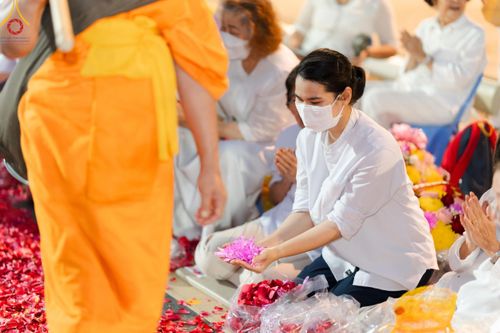 ภาพ No.202586:พิธีต้อนรับพระธรรมยาตรา ณ อนุสรณ์สถานลำดับที่ 7 สถานที่ขยายวิชชาธรรมกาย วัดพระธรรมกาย ต.คลองสาม อ.คลองหลวง จ.ปทุมธานี ในโครงการธรรมยาตรา กตัญญูบูชา มหาปูชนียาจารย์ พระมงคลเทพมุนี(สด จนฺทสโร) พระผู้ปราบมาร อนุสรณ์สถาน 7 แห่ง ปีที่ 13 วันที่ 26 มกราคม 2568