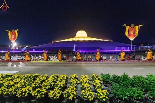 ภาพ No.202611:พิธีต้อนรับพระธรรมยาตรา ณ อนุสรณ์สถานลำดับที่ 7 สถานที่ขยายวิชชาธรรมกาย วัดพระธรรมกาย ต.คลองสาม อ.คลองหลวง จ.ปทุมธานี ในโครงการธรรมยาตรา กตัญญูบูชา มหาปูชนียาจารย์ พระมงคลเทพมุนี(สด จนฺทสโร) พระผู้ปราบมาร อนุสรณ์สถาน 7 แห่ง ปีที่ 13 วันที่ 26 มกราคม 2568