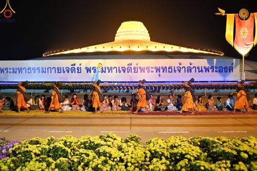 ภาพ No.202612:พิธีต้อนรับพระธรรมยาตรา ณ อนุสรณ์สถานลำดับที่ 7 สถานที่ขยายวิชชาธรรมกาย วัดพระธรรมกาย ต.คลองสาม อ.คลองหลวง จ.ปทุมธานี ในโครงการธรรมยาตรา กตัญญูบูชา มหาปูชนียาจารย์ พระมงคลเทพมุนี(สด จนฺทสโร) พระผู้ปราบมาร อนุสรณ์สถาน 7 แห่ง ปีที่ 13 วันที่ 26 มกราคม 2568