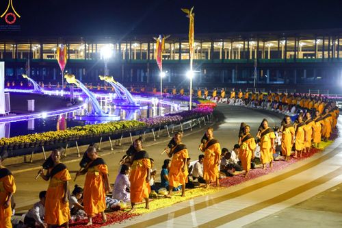 ภาพ No.202614:พิธีต้อนรับพระธรรมยาตรา ณ อนุสรณ์สถานลำดับที่ 7 สถานที่ขยายวิชชาธรรมกาย วัดพระธรรมกาย ต.คลองสาม อ.คลองหลวง จ.ปทุมธานี ในโครงการธรรมยาตรา กตัญญูบูชา มหาปูชนียาจารย์ พระมงคลเทพมุนี(สด จนฺทสโร) พระผู้ปราบมาร อนุสรณ์สถาน 7 แห่ง ปีที่ 13 วันที่ 26 มกราคม 2568