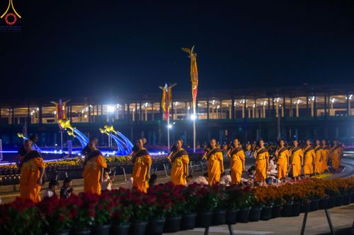 ภาพ No.202615:พิธีต้อนรับพระธรรมยาตรา ณ อนุสรณ์สถานลำดับที่ 7 สถานที่ขยายวิชชาธรรมกาย วัดพระธรรมกาย ต.คลองสาม อ.คลองหลวง จ.ปทุมธานี ในโครงการธรรมยาตรา กตัญญูบูชา มหาปูชนียาจารย์ พระมงคลเทพมุนี(สด จนฺทสโร) พระผู้ปราบมาร อนุสรณ์สถาน 7 แห่ง ปีที่ 13 วันที่ 26 มกราคม 2568