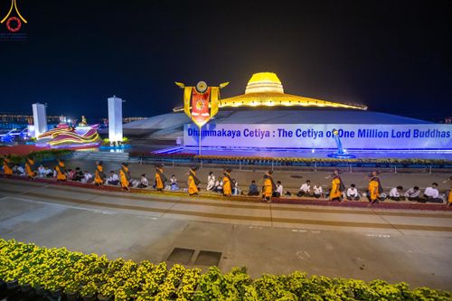 ภาพ No.202629:พิธีต้อนรับพระธรรมยาตรา ณ อนุสรณ์สถานลำดับที่ 7 สถานที่ขยายวิชชาธรรมกาย วัดพระธรรมกาย ต.คลองสาม อ.คลองหลวง จ.ปทุมธานี ในโครงการธรรมยาตรา กตัญญูบูชา มหาปูชนียาจารย์ พระมงคลเทพมุนี(สด จนฺทสโร) พระผู้ปราบมาร อนุสรณ์สถาน 7 แห่ง ปีที่ 13 วันที่ 26 มกราคม 2568