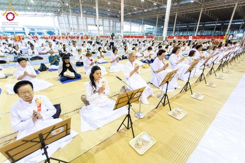 ภาพ No.202860:พิธีถวายภัตตาหารเป็นสังฆทาน แด่พระธรรมยาตรา ณ วัดพระธรรมกาย ตำบลคลองสาม อำเภอคลองหลวง จังหวัดปทุมธานี ในโครงการธรรมยาตรา กตัญญูบูชา มหาปูชนียาจารย์ พระมงคลเทพมุนี(สด จนฺทสโร) พระผู้ปราบมาร อนุสรณ์สถาน 7 แห่ง ปีที่ 13 วันที่ 28 มกราคม พ.ศ. 2568