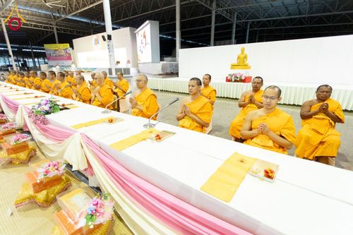 ภาพ No.202861:พิธีถวายภัตตาหารเป็นสังฆทาน แด่พระธรรมยาตรา ณ วัดพระธรรมกาย ตำบลคลองสาม อำเภอคลองหลวง จังหวัดปทุมธานี ในโครงการธรรมยาตรา กตัญญูบูชา มหาปูชนียาจารย์ พระมงคลเทพมุนี(สด จนฺทสโร) พระผู้ปราบมาร อนุสรณ์สถาน 7 แห่ง ปีที่ 13 วันที่ 28 มกราคม พ.ศ. 2568