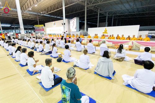 ภาพ No.202863:พิธีถวายภัตตาหารเป็นสังฆทาน แด่พระธรรมยาตรา ณ วัดพระธรรมกาย ตำบลคลองสาม อำเภอคลองหลวง จังหวัดปทุมธานี ในโครงการธรรมยาตรา กตัญญูบูชา มหาปูชนียาจารย์ พระมงคลเทพมุนี(สด จนฺทสโร) พระผู้ปราบมาร อนุสรณ์สถาน 7 แห่ง ปีที่ 13 วันที่ 28 มกราคม พ.ศ. 2568