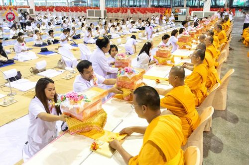 ภาพ No.202865:พิธีถวายภัตตาหารเป็นสังฆทาน แด่พระธรรมยาตรา ณ วัดพระธรรมกาย ตำบลคลองสาม อำเภอคลองหลวง จังหวัดปทุมธานี ในโครงการธรรมยาตรา กตัญญูบูชา มหาปูชนียาจารย์ พระมงคลเทพมุนี(สด จนฺทสโร) พระผู้ปราบมาร อนุสรณ์สถาน 7 แห่ง ปีที่ 13 วันที่ 28 มกราคม พ.ศ. 2568