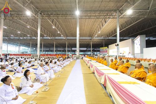 ภาพ No.202866:พิธีถวายภัตตาหารเป็นสังฆทาน แด่พระธรรมยาตรา ณ วัดพระธรรมกาย ตำบลคลองสาม อำเภอคลองหลวง จังหวัดปทุมธานี ในโครงการธรรมยาตรา กตัญญูบูชา มหาปูชนียาจารย์ พระมงคลเทพมุนี(สด จนฺทสโร) พระผู้ปราบมาร อนุสรณ์สถาน 7 แห่ง ปีที่ 13 วันที่ 28 มกราคม พ.ศ. 2568