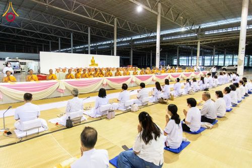 ภาพ No.202868:พิธีถวายภัตตาหารเป็นสังฆทาน แด่พระธรรมยาตรา ณ วัดพระธรรมกาย ตำบลคลองสาม อำเภอคลองหลวง จังหวัดปทุมธานี ในโครงการธรรมยาตรา กตัญญูบูชา มหาปูชนียาจารย์ พระมงคลเทพมุนี(สด จนฺทสโร) พระผู้ปราบมาร อนุสรณ์สถาน 7 แห่ง ปีที่ 13 วันที่ 28 มกราคม พ.ศ. 2568