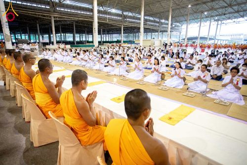 ภาพ No.202869:พิธีถวายภัตตาหารเป็นสังฆทาน แด่พระธรรมยาตรา ณ วัดพระธรรมกาย ตำบลคลองสาม อำเภอคลองหลวง จังหวัดปทุมธานี ในโครงการธรรมยาตรา กตัญญูบูชา มหาปูชนียาจารย์ พระมงคลเทพมุนี(สด จนฺทสโร) พระผู้ปราบมาร อนุสรณ์สถาน 7 แห่ง ปีที่ 13 วันที่ 28 มกราคม พ.ศ. 2568