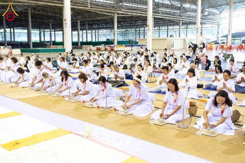 ภาพ No.202873:พิธีถวายภัตตาหารเป็นสังฆทาน แด่พระธรรมยาตรา ณ วัดพระธรรมกาย ตำบลคลองสาม อำเภอคลองหลวง จังหวัดปทุมธานี ในโครงการธรรมยาตรา กตัญญูบูชา มหาปูชนียาจารย์ พระมงคลเทพมุนี(สด จนฺทสโร) พระผู้ปราบมาร อนุสรณ์สถาน 7 แห่ง ปีที่ 13 วันที่ 28 มกราคม พ.ศ. 2568