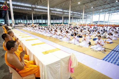 ภาพ No.202874:พิธีถวายภัตตาหารเป็นสังฆทาน แด่พระธรรมยาตรา ณ วัดพระธรรมกาย ตำบลคลองสาม อำเภอคลองหลวง จังหวัดปทุมธานี ในโครงการธรรมยาตรา กตัญญูบูชา มหาปูชนียาจารย์ พระมงคลเทพมุนี(สด จนฺทสโร) พระผู้ปราบมาร อนุสรณ์สถาน 7 แห่ง ปีที่ 13 วันที่ 28 มกราคม พ.ศ. 2568