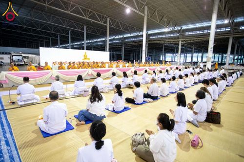 ภาพ No.202877:พิธีถวายภัตตาหารเป็นสังฆทาน แด่พระธรรมยาตรา ณ วัดพระธรรมกาย ตำบลคลองสาม อำเภอคลองหลวง จังหวัดปทุมธานี ในโครงการธรรมยาตรา กตัญญูบูชา มหาปูชนียาจารย์ พระมงคลเทพมุนี(สด จนฺทสโร) พระผู้ปราบมาร อนุสรณ์สถาน 7 แห่ง ปีที่ 13 วันที่ 28 มกราคม พ.ศ. 2568
