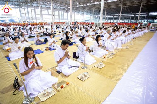 ภาพ No.202878:พิธีถวายภัตตาหารเป็นสังฆทาน แด่พระธรรมยาตรา ณ วัดพระธรรมกาย ตำบลคลองสาม อำเภอคลองหลวง จังหวัดปทุมธานี ในโครงการธรรมยาตรา กตัญญูบูชา มหาปูชนียาจารย์ พระมงคลเทพมุนี(สด จนฺทสโร) พระผู้ปราบมาร อนุสรณ์สถาน 7 แห่ง ปีที่ 13 วันที่ 28 มกราคม พ.ศ. 2568