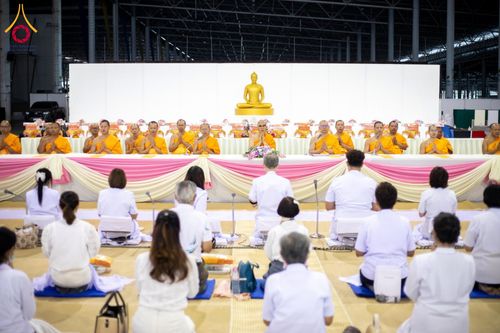 ภาพ No.202880:พิธีถวายภัตตาหารเป็นสังฆทาน แด่พระธรรมยาตรา ณ วัดพระธรรมกาย ตำบลคลองสาม อำเภอคลองหลวง จังหวัดปทุมธานี ในโครงการธรรมยาตรา กตัญญูบูชา มหาปูชนียาจารย์ พระมงคลเทพมุนี(สด จนฺทสโร) พระผู้ปราบมาร อนุสรณ์สถาน 7 แห่ง ปีที่ 13 วันที่ 28 มกราคม พ.ศ. 2568
