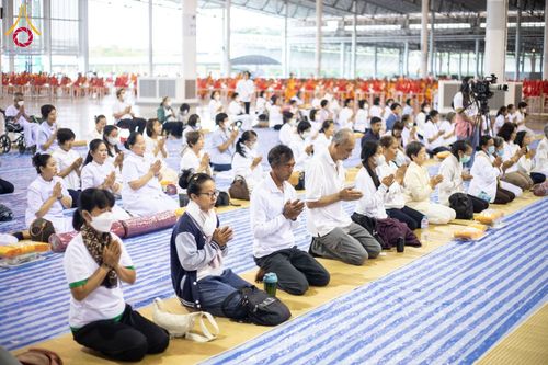 ภาพ No.202881:พิธีถวายภัตตาหารเป็นสังฆทาน แด่พระธรรมยาตรา ณ วัดพระธรรมกาย ตำบลคลองสาม อำเภอคลองหลวง จังหวัดปทุมธานี ในโครงการธรรมยาตรา กตัญญูบูชา มหาปูชนียาจารย์ พระมงคลเทพมุนี(สด จนฺทสโร) พระผู้ปราบมาร อนุสรณ์สถาน 7 แห่ง ปีที่ 13 วันที่ 28 มกราคม พ.ศ. 2568