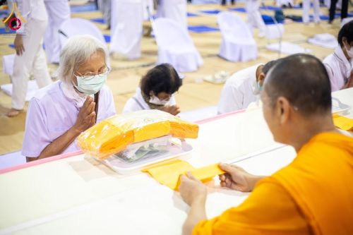 ภาพ No.202886:พิธีถวายภัตตาหารเป็นสังฆทาน แด่พระธรรมยาตรา ณ วัดพระธรรมกาย ตำบลคลองสาม อำเภอคลองหลวง จังหวัดปทุมธานี ในโครงการธรรมยาตรา กตัญญูบูชา มหาปูชนียาจารย์ พระมงคลเทพมุนี(สด จนฺทสโร) พระผู้ปราบมาร อนุสรณ์สถาน 7 แห่ง ปีที่ 13 วันที่ 28 มกราคม พ.ศ. 2568