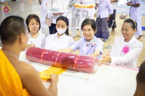 ภาพ No.202888:พิธีถวายภัตตาหารเป็นสังฆทาน แด่พระธรรมยาตรา ณ วัดพระธรรมกาย ตำบลคลองสาม อำเภอคลองหลวง จังหวัดปทุมธานี ในโครงการธรรมยาตรา กตัญญูบูชา มหาปูชนียาจารย์ พระมงคลเทพมุนี(สด จนฺทสโร) พระผู้ปราบมาร อนุสรณ์สถาน 7 แห่ง ปีที่ 13 วันที่ 28 มกราคม พ.ศ. 2568