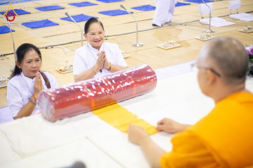 ภาพ No.202890:พิธีถวายภัตตาหารเป็นสังฆทาน แด่พระธรรมยาตรา ณ วัดพระธรรมกาย ตำบลคลองสาม อำเภอคลองหลวง จังหวัดปทุมธานี ในโครงการธรรมยาตรา กตัญญูบูชา มหาปูชนียาจารย์ พระมงคลเทพมุนี(สด จนฺทสโร) พระผู้ปราบมาร อนุสรณ์สถาน 7 แห่ง ปีที่ 13 วันที่ 28 มกราคม พ.ศ. 2568