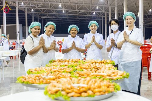 ภาพ No.202893:พิธีถวายภัตตาหารเป็นสังฆทาน แด่พระธรรมยาตรา ณ วัดพระธรรมกาย ตำบลคลองสาม อำเภอคลองหลวง จังหวัดปทุมธานี ในโครงการธรรมยาตรา กตัญญูบูชา มหาปูชนียาจารย์ พระมงคลเทพมุนี(สด จนฺทสโร) พระผู้ปราบมาร อนุสรณ์สถาน 7 แห่ง ปีที่ 13 วันที่ 28 มกราคม พ.ศ. 2568