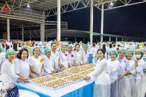 ภาพ No.202894:พิธีถวายภัตตาหารเป็นสังฆทาน แด่พระธรรมยาตรา ณ วัดพระธรรมกาย ตำบลคลองสาม อำเภอคลองหลวง จังหวัดปทุมธานี ในโครงการธรรมยาตรา กตัญญูบูชา มหาปูชนียาจารย์ พระมงคลเทพมุนี(สด จนฺทสโร) พระผู้ปราบมาร อนุสรณ์สถาน 7 แห่ง ปีที่ 13 วันที่ 28 มกราคม พ.ศ. 2568