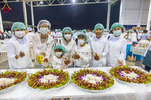 ภาพ No.202895:พิธีถวายภัตตาหารเป็นสังฆทาน แด่พระธรรมยาตรา ณ วัดพระธรรมกาย ตำบลคลองสาม อำเภอคลองหลวง จังหวัดปทุมธานี ในโครงการธรรมยาตรา กตัญญูบูชา มหาปูชนียาจารย์ พระมงคลเทพมุนี(สด จนฺทสโร) พระผู้ปราบมาร อนุสรณ์สถาน 7 แห่ง ปีที่ 13 วันที่ 28 มกราคม พ.ศ. 2568