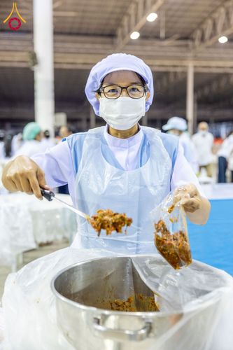 ภาพ No.202896:พิธีถวายภัตตาหารเป็นสังฆทาน แด่พระธรรมยาตรา ณ วัดพระธรรมกาย ตำบลคลองสาม อำเภอคลองหลวง จังหวัดปทุมธานี ในโครงการธรรมยาตรา กตัญญูบูชา มหาปูชนียาจารย์ พระมงคลเทพมุนี(สด จนฺทสโร) พระผู้ปราบมาร อนุสรณ์สถาน 7 แห่ง ปีที่ 13 วันที่ 28 มกราคม พ.ศ. 2568