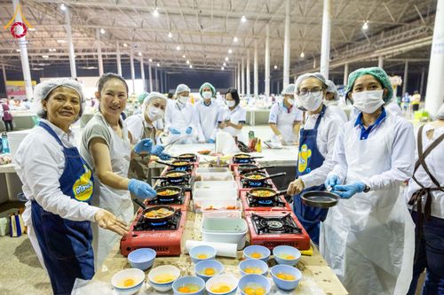 ภาพ No.202899:พิธีถวายภัตตาหารเป็นสังฆทาน แด่พระธรรมยาตรา ณ วัดพระธรรมกาย ตำบลคลองสาม อำเภอคลองหลวง จังหวัดปทุมธานี ในโครงการธรรมยาตรา กตัญญูบูชา มหาปูชนียาจารย์ พระมงคลเทพมุนี(สด จนฺทสโร) พระผู้ปราบมาร อนุสรณ์สถาน 7 แห่ง ปีที่ 13 วันที่ 28 มกราคม พ.ศ. 2568