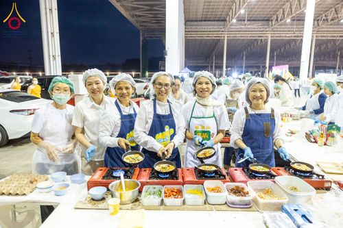 ภาพ No.202900:พิธีถวายภัตตาหารเป็นสังฆทาน แด่พระธรรมยาตรา ณ วัดพระธรรมกาย ตำบลคลองสาม อำเภอคลองหลวง จังหวัดปทุมธานี ในโครงการธรรมยาตรา กตัญญูบูชา มหาปูชนียาจารย์ พระมงคลเทพมุนี(สด จนฺทสโร) พระผู้ปราบมาร อนุสรณ์สถาน 7 แห่ง ปีที่ 13 วันที่ 28 มกราคม พ.ศ. 2568