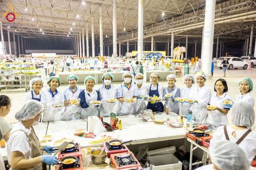 ภาพ No.202901:พิธีถวายภัตตาหารเป็นสังฆทาน แด่พระธรรมยาตรา ณ วัดพระธรรมกาย ตำบลคลองสาม อำเภอคลองหลวง จังหวัดปทุมธานี ในโครงการธรรมยาตรา กตัญญูบูชา มหาปูชนียาจารย์ พระมงคลเทพมุนี(สด จนฺทสโร) พระผู้ปราบมาร อนุสรณ์สถาน 7 แห่ง ปีที่ 13 วันที่ 28 มกราคม พ.ศ. 2568