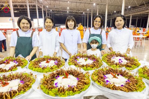 ภาพ No.202902:พิธีถวายภัตตาหารเป็นสังฆทาน แด่พระธรรมยาตรา ณ วัดพระธรรมกาย ตำบลคลองสาม อำเภอคลองหลวง จังหวัดปทุมธานี ในโครงการธรรมยาตรา กตัญญูบูชา มหาปูชนียาจารย์ พระมงคลเทพมุนี(สด จนฺทสโร) พระผู้ปราบมาร อนุสรณ์สถาน 7 แห่ง ปีที่ 13 วันที่ 28 มกราคม พ.ศ. 2568