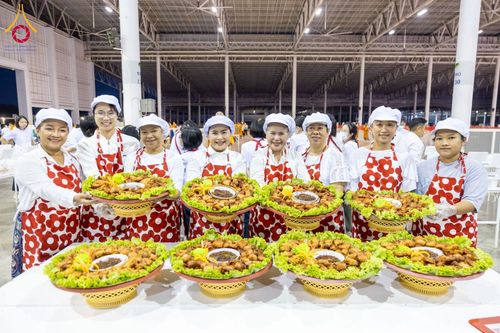 ภาพ No.202904:พิธีถวายภัตตาหารเป็นสังฆทาน แด่พระธรรมยาตรา ณ วัดพระธรรมกาย ตำบลคลองสาม อำเภอคลองหลวง จังหวัดปทุมธานี ในโครงการธรรมยาตรา กตัญญูบูชา มหาปูชนียาจารย์ พระมงคลเทพมุนี(สด จนฺทสโร) พระผู้ปราบมาร อนุสรณ์สถาน 7 แห่ง ปีที่ 13 วันที่ 28 มกราคม พ.ศ. 2568