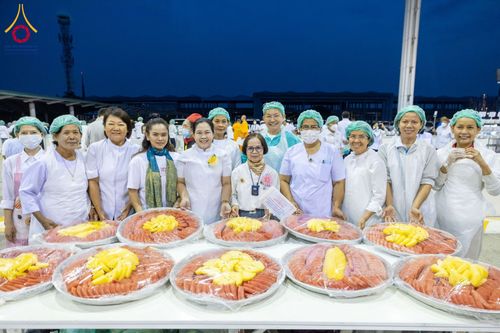 ภาพ No.202906:พิธีถวายภัตตาหารเป็นสังฆทาน แด่พระธรรมยาตรา ณ วัดพระธรรมกาย ตำบลคลองสาม อำเภอคลองหลวง จังหวัดปทุมธานี ในโครงการธรรมยาตรา กตัญญูบูชา มหาปูชนียาจารย์ พระมงคลเทพมุนี(สด จนฺทสโร) พระผู้ปราบมาร อนุสรณ์สถาน 7 แห่ง ปีที่ 13 วันที่ 28 มกราคม พ.ศ. 2568